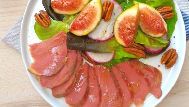 Salada com figo, nozes e pato