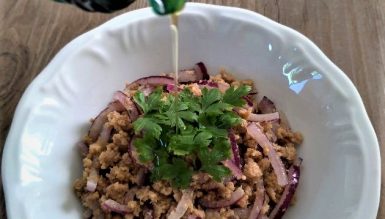 Salada de atum com cebola roxa