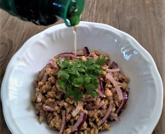 Salada de atum com cebola roxa