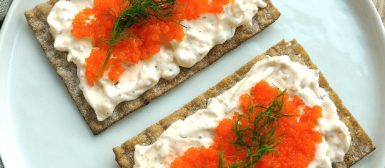 Salada cremosa de camarão no pão sueco (Krämig räksallad på toast)