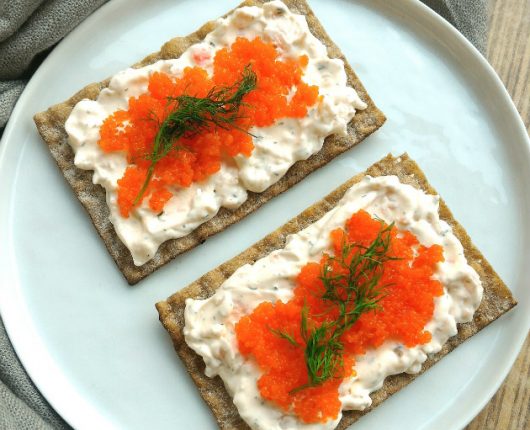 Salada cremosa de camarão no pão sueco (Krämig räksallad på toast)