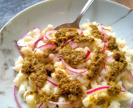 Salada de canjica com molho pesto