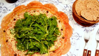 Salada de carpaccio com rúcula e molho delicioso