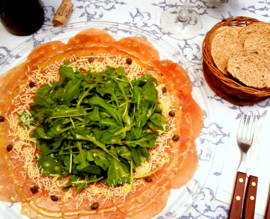 Salada de carpaccio com rúcula e molho delicioso