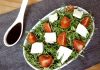 Salada de couve, tomatinhos e queijo brie com vinagrete de balsâmico
