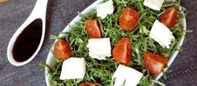 Salada de couve, tomatinhos e queijo brie com vinagrete de balsâmico