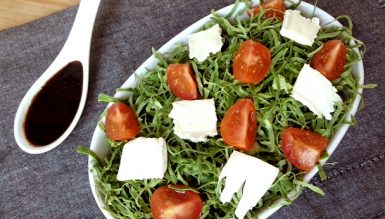 Salada de couve, tomatinhos e queijo brie com vinagrete de balsâmico