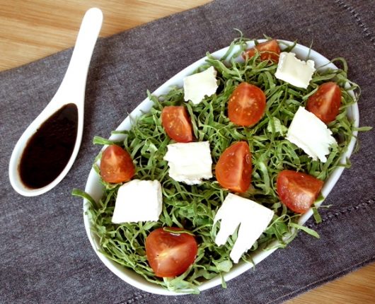 Salada de couve, tomatinhos e queijo brie com vinagrete de balsâmico