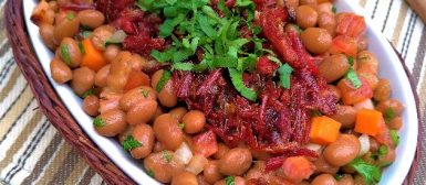Salada de feijão bolinha com carne seca crocante