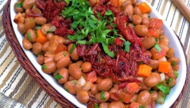 Salada de feijão bolinha com carne seca crocante