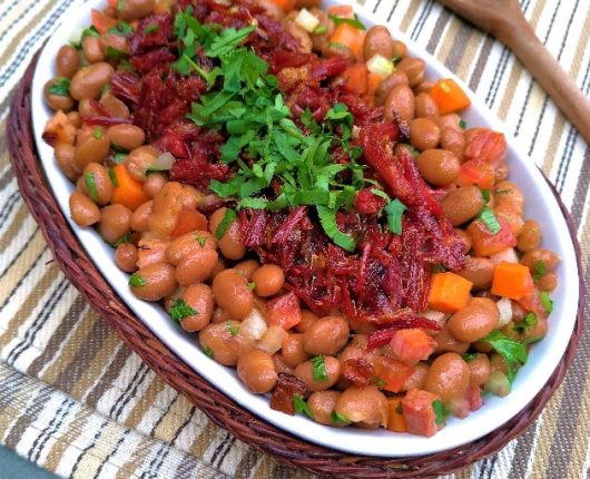 Salada de feijão bolinha com carne seca crocante