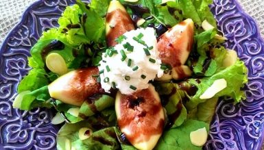 Salada de figo com queijo de cabra, amêndoas e redução de balsâmico