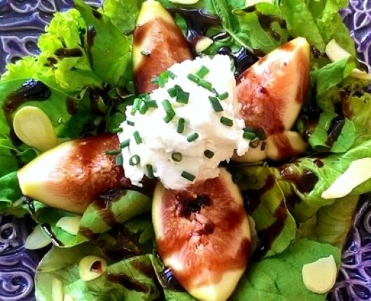 Salada de figo com queijo de cabra, amêndoas e redução de balsâmico