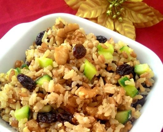 Salada de grãos com pepino, nozes e uvas passas