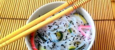 Saladinha de harussame (macarrão de feijão verde) com pepino, kani e gergelim