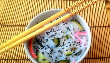 Saladinha de harussame (macarrão de feijão verde) com pepino, kani e gergelim