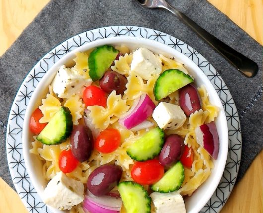 Salada de macarrão a grega