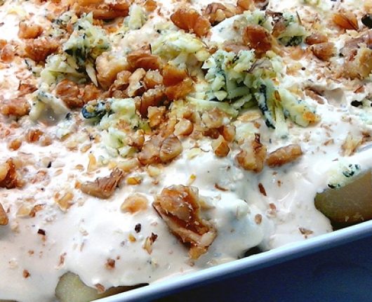 Salada de peras com creme de gorgonzola e nozes