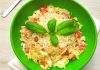 Salada de risoni com tomate, ricota e amêndoas