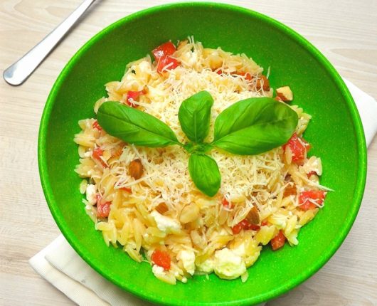 Salada de risoni com tomate, ricota e amêndoas