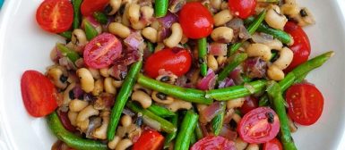 Salada de feijão fradinho com vagens e tomatinhos