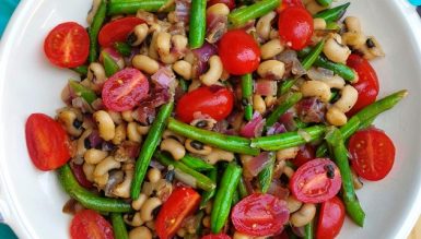 Salada de feijão fradinho com vagens e tomatinhos