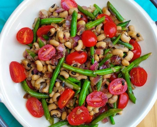 Salada de feijão fradinho com vagens e tomatinhos