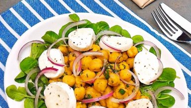 Salada de grão de bico com agrião e muçarela de búfala