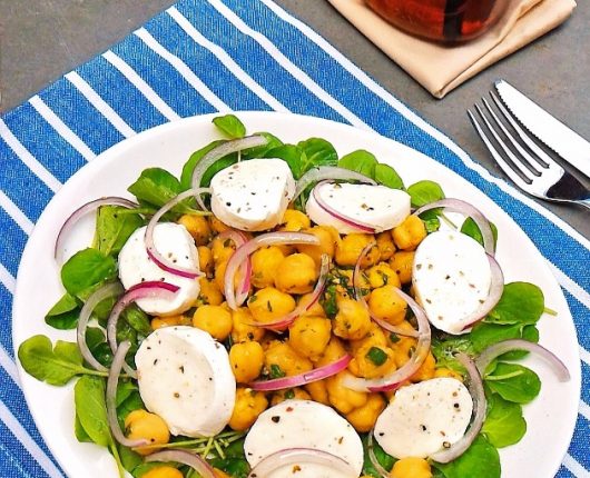 Salada de grão de bico com agrião e muçarela de búfala