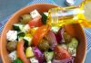 Salada grega (Choriátiki Saláta, com tomate, cebola roxa, pepino, queijo e azeitonas)