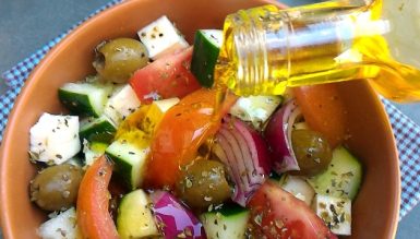 Salada grega (Choriátiki Saláta, com tomate, cebola roxa, pepino, queijo e azeitonas)