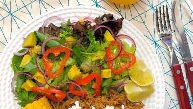 Salada à mexicana com frango apimentado
