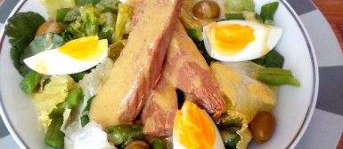 Salada niçoise (alface, tomate, vagem, azeitonas, atum e ovo)