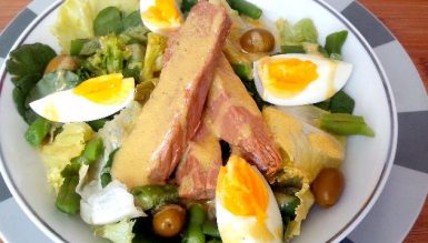 Salada niçoise (alface, tomate, vagem, azeitonas, atum e ovo)