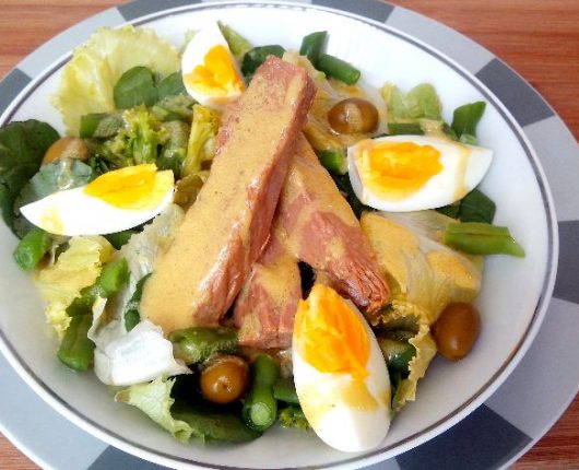 Salada niçoise (alface, tomate, vagem, azeitonas, atum e ovo)