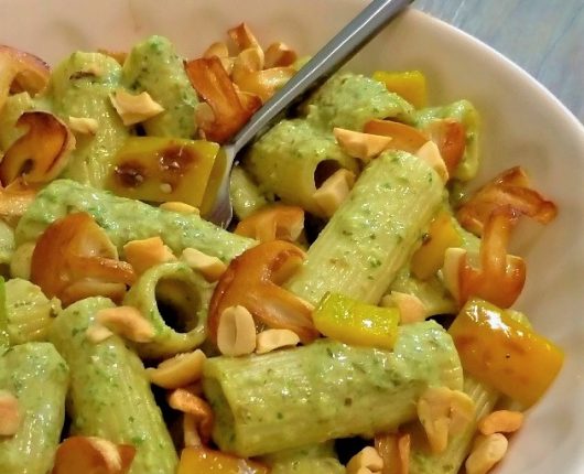 Salada de macarrão com pesto de espinafre e cogumelos