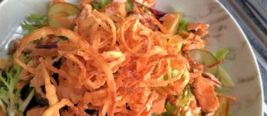 Salada colorida com salmão e crisps de cebola