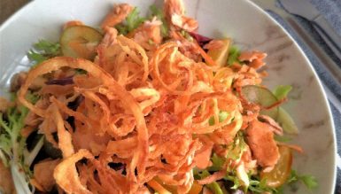 Salada colorida com salmão e crisps de cebola