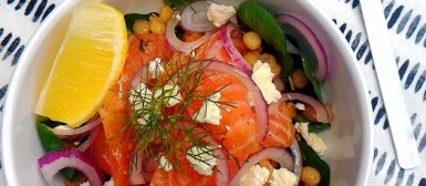 Salada de salmão curado com agrião, lentilhas, ricota e cebola