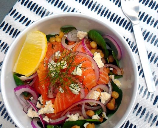 Salada de salmão curado com agrião, lentilhas, ricota e cebola