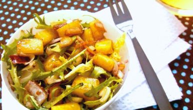 Salada agridoce de alface frisè com manga