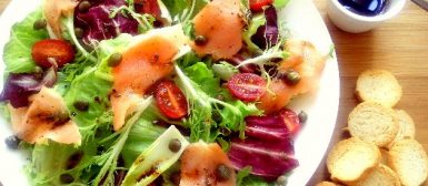 Salada com salmão defumado e molho de shoyo