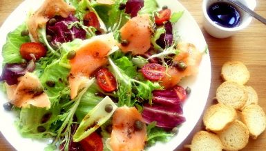 Salada com salmão defumado e molho de shoyo