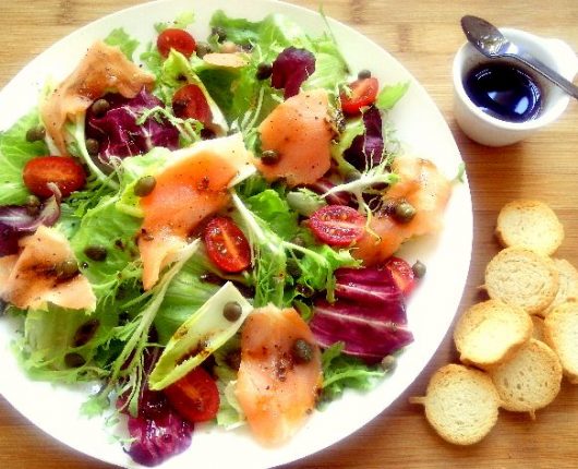 Salada com salmão defumado e molho de shoyo