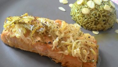Salmão no forno com alho poró e arroz ao pesto de amêndoas