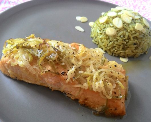 Salmão no forno com alho poró e arroz ao pesto de amêndoas