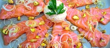 Salmão cru com labneh, alho poró, limão e pistache