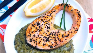 Salmão ao limão com creme de espinafre