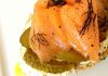 Sanduíche aberto de salmão defumado com pepino em conserva e creme cítrico