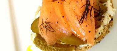 Sanduíche aberto de salmão defumado com pepino em conserva e creme cítrico